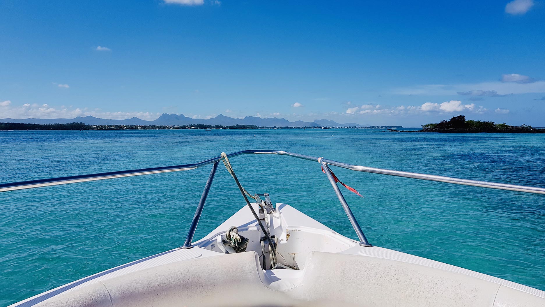 proue d'un bateau sur une eau turquoise à l'ile maurice