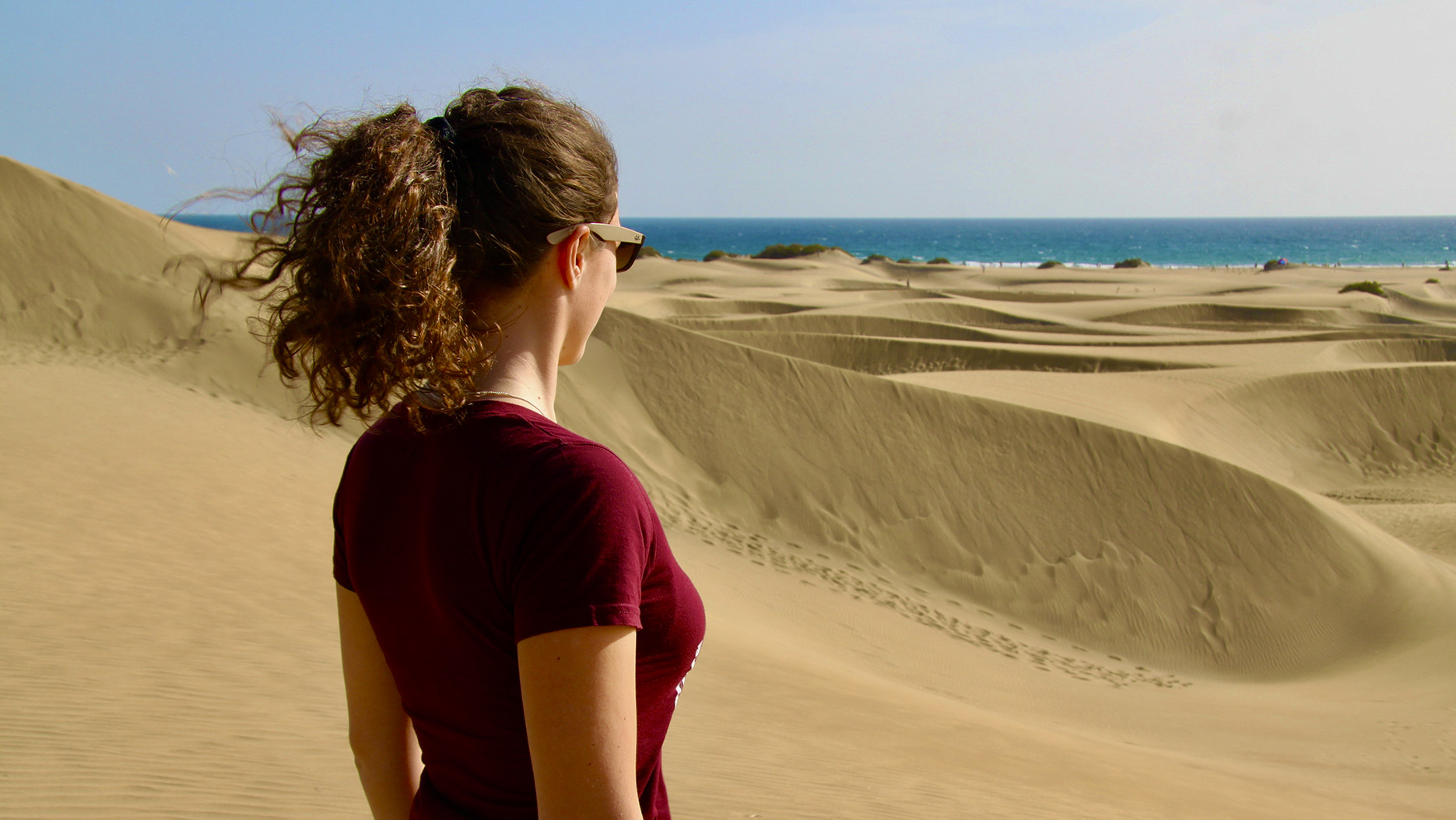 jeune femme sur les dunes de maspalomas