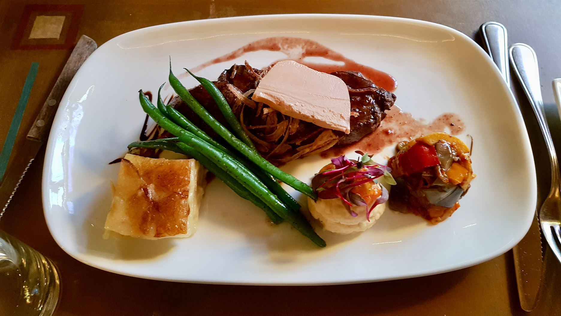 assiette viande et foie gras au petit plateau à montreal