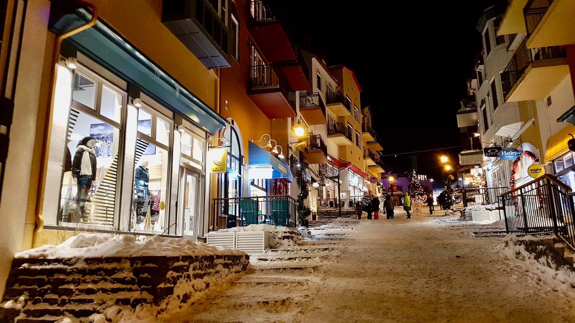 rue principale de mont-tremblant en hiver et de nuit