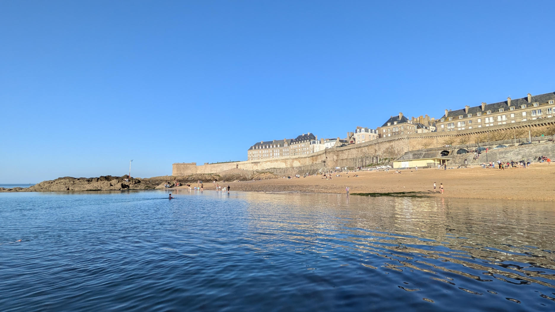 vue sur les remparts de saint-malo depuis la plage de bon secours