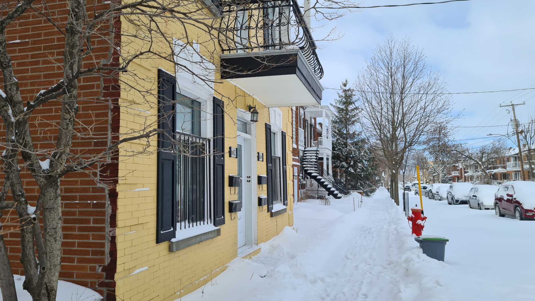 rue enneigée à montréal en hiver