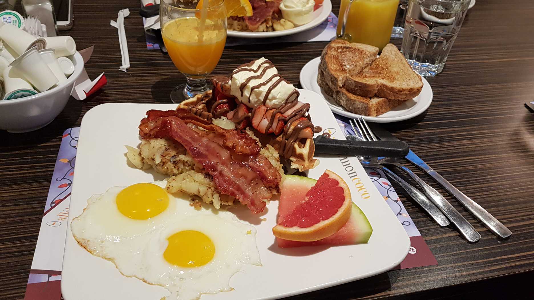 assiette de brunch chez allo mon coco à montréal