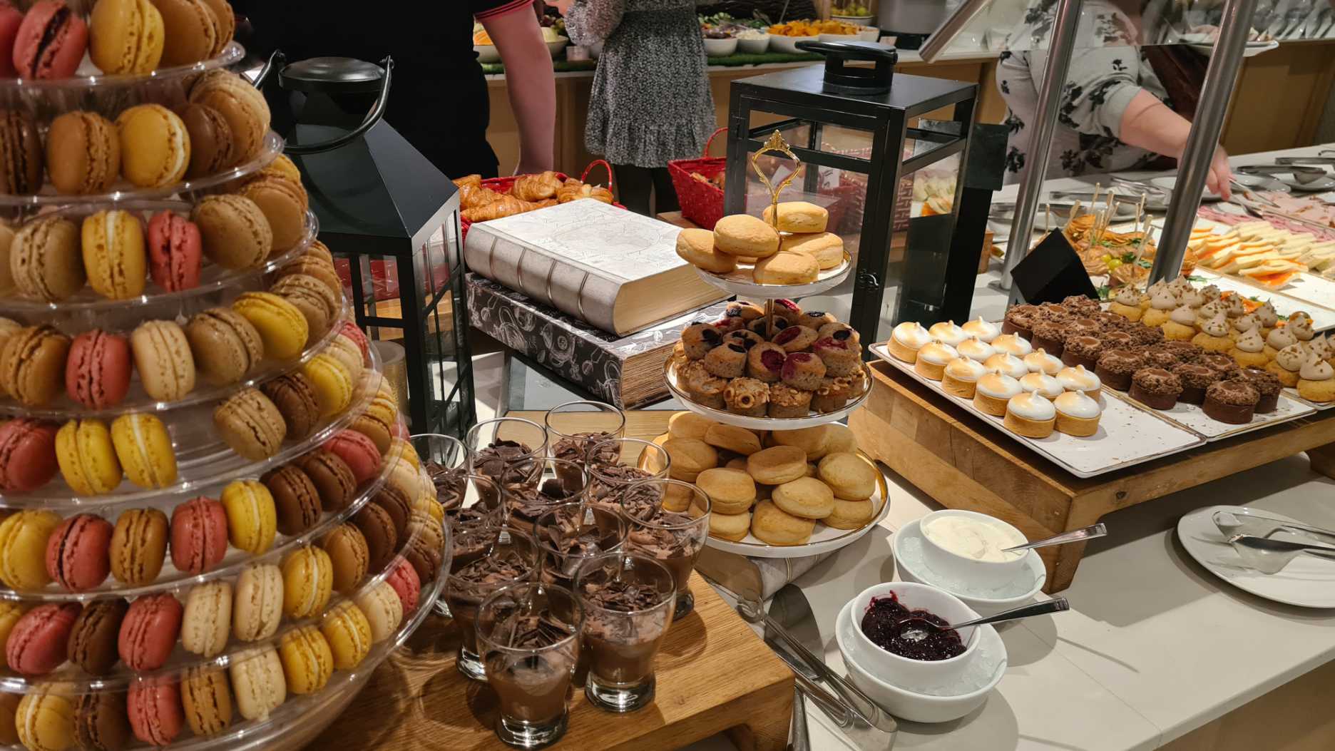 patisseries au brunch à volonté du restaurant lloyd à montréal