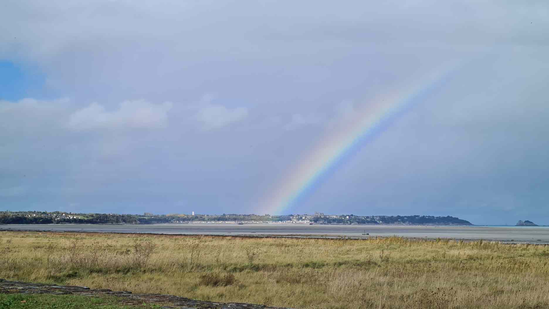 vue sur cancale avec un arc en ciel