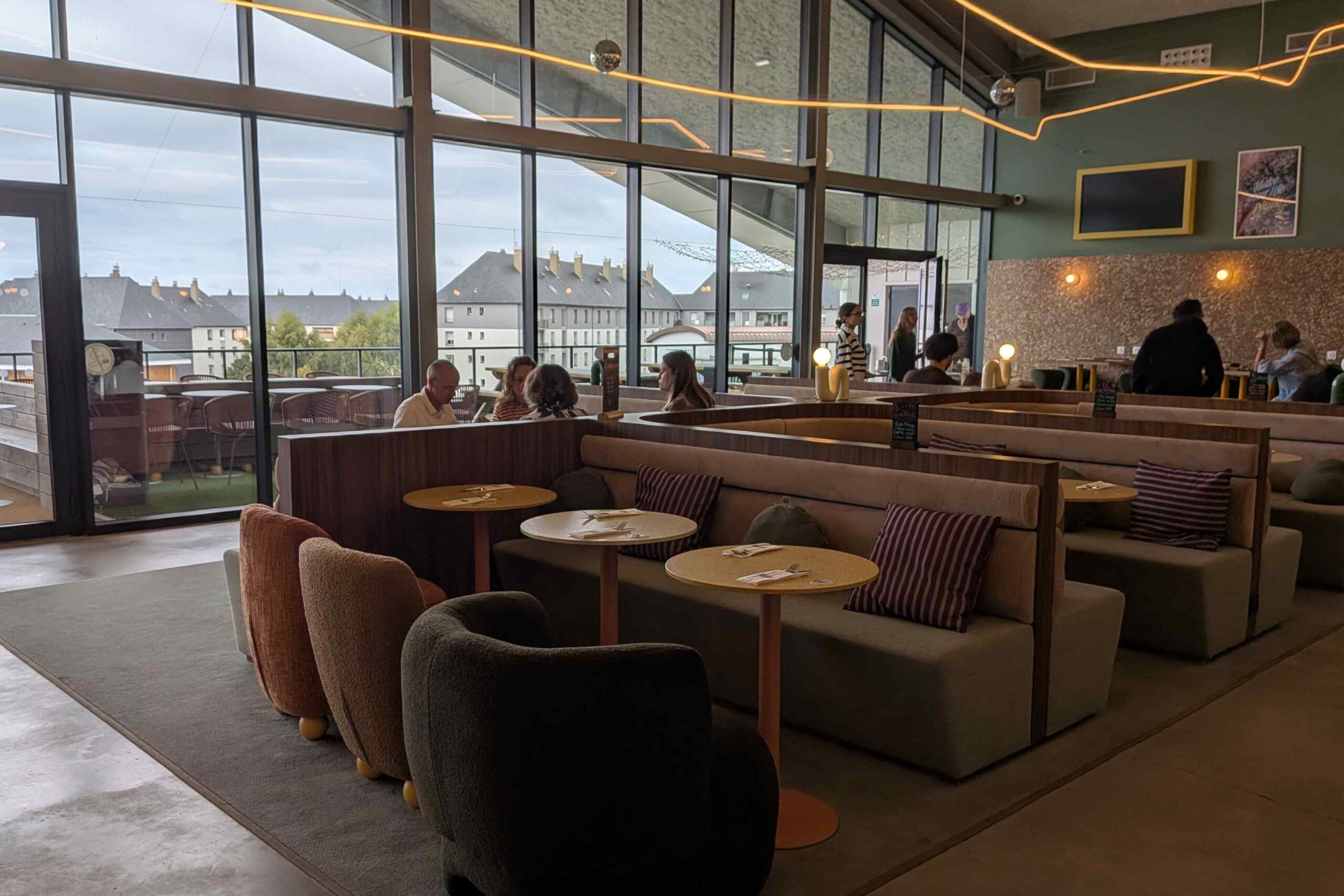 salle de restaurant du restaurant Pétille à Saint-Malo, au dessus de la salle d'escalade Boomsy